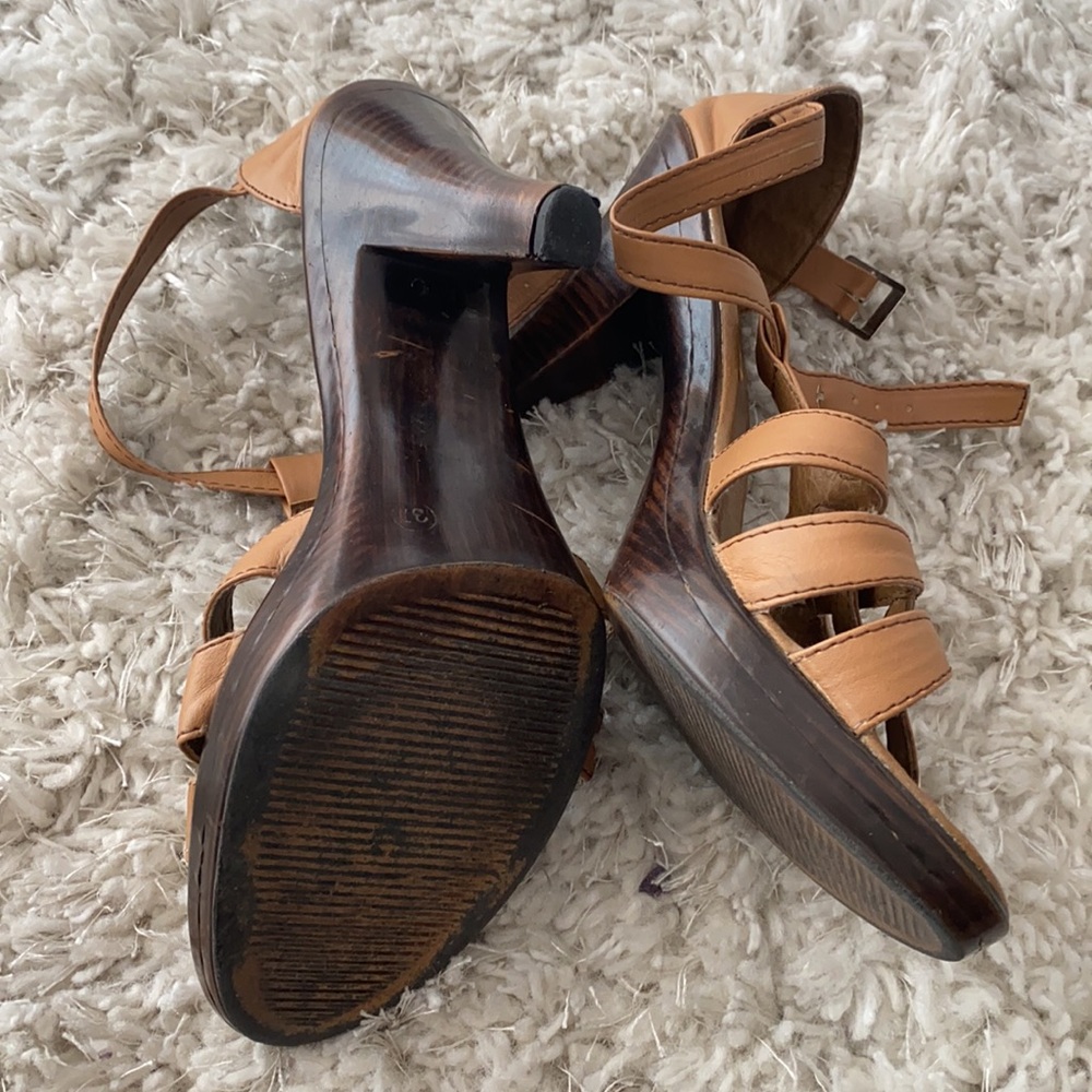 Size 7 Sandals - Picture 3 of 4
